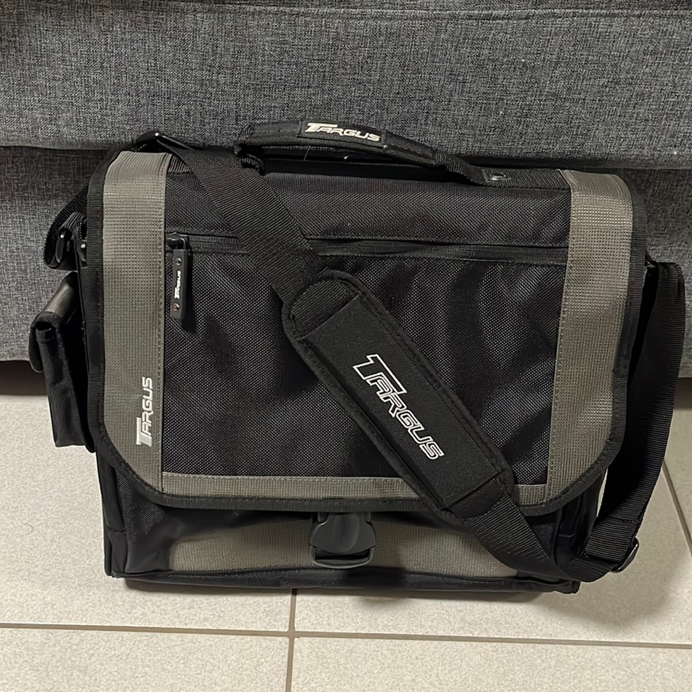 Targus CityGear Messenger Bag Black/Gray/White NWOT